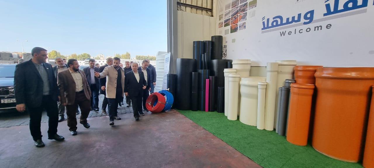 وزير الاقتصاد الوطني خالد العسيلي خلال تفقده مدينة غزة الصناعية